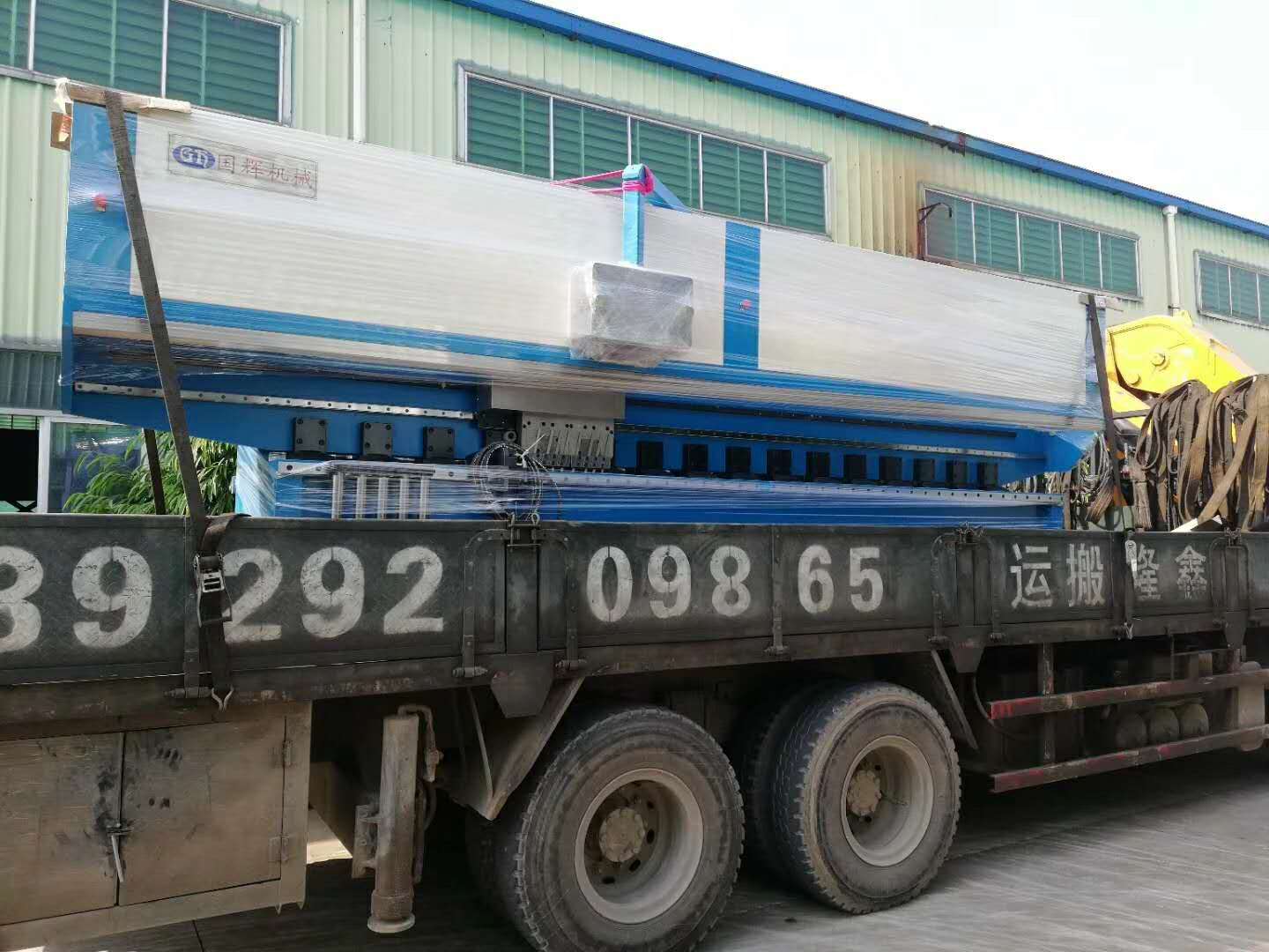 兩臺(tái)刨槽機(jī)一臺(tái)折彎?rùn)C(jī)同時(shí)發(fā)往佛山中山客戶