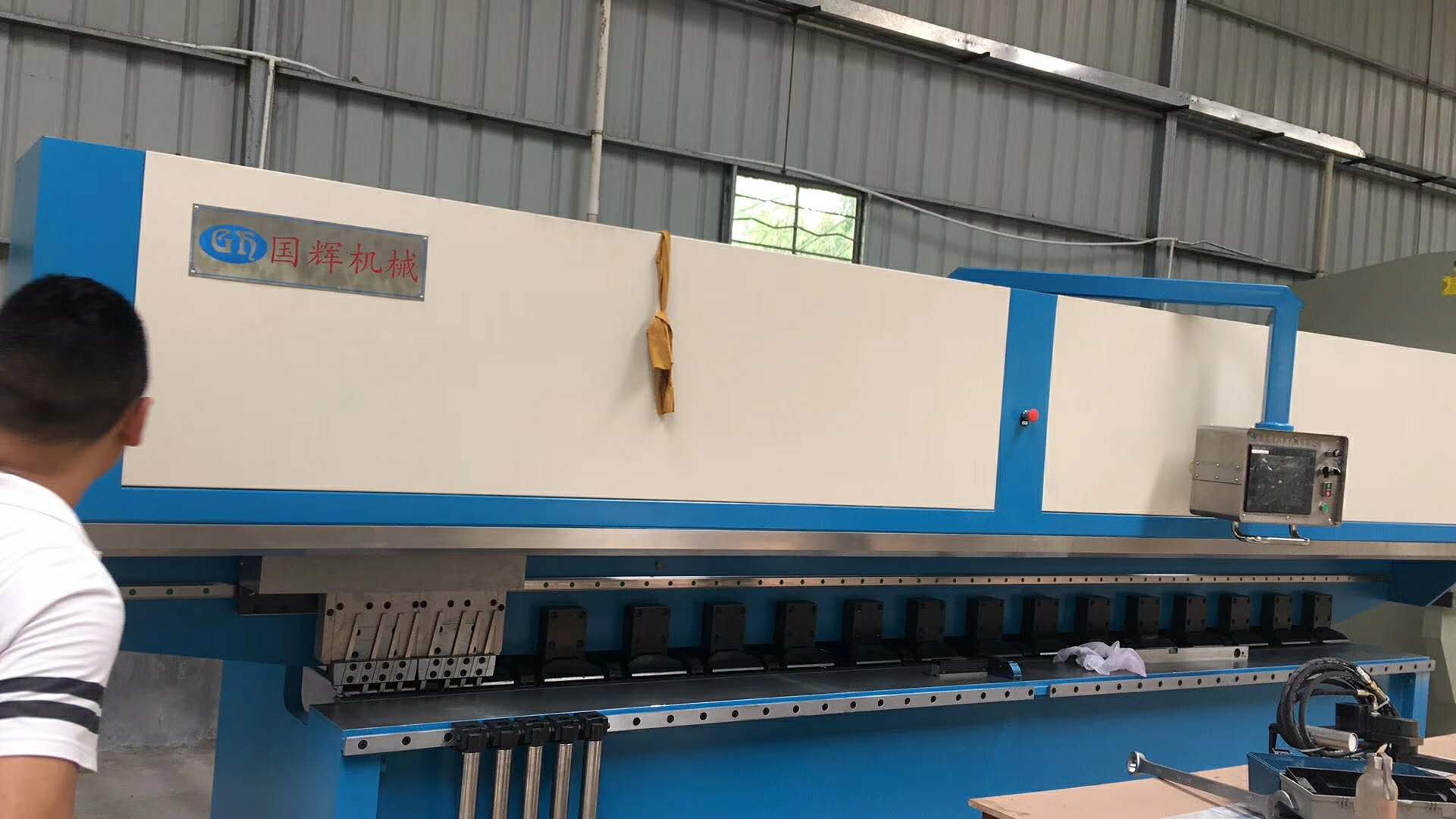 熱烈歡迎泰國客戶來訪驗收設(shè)備-國輝刨槽機